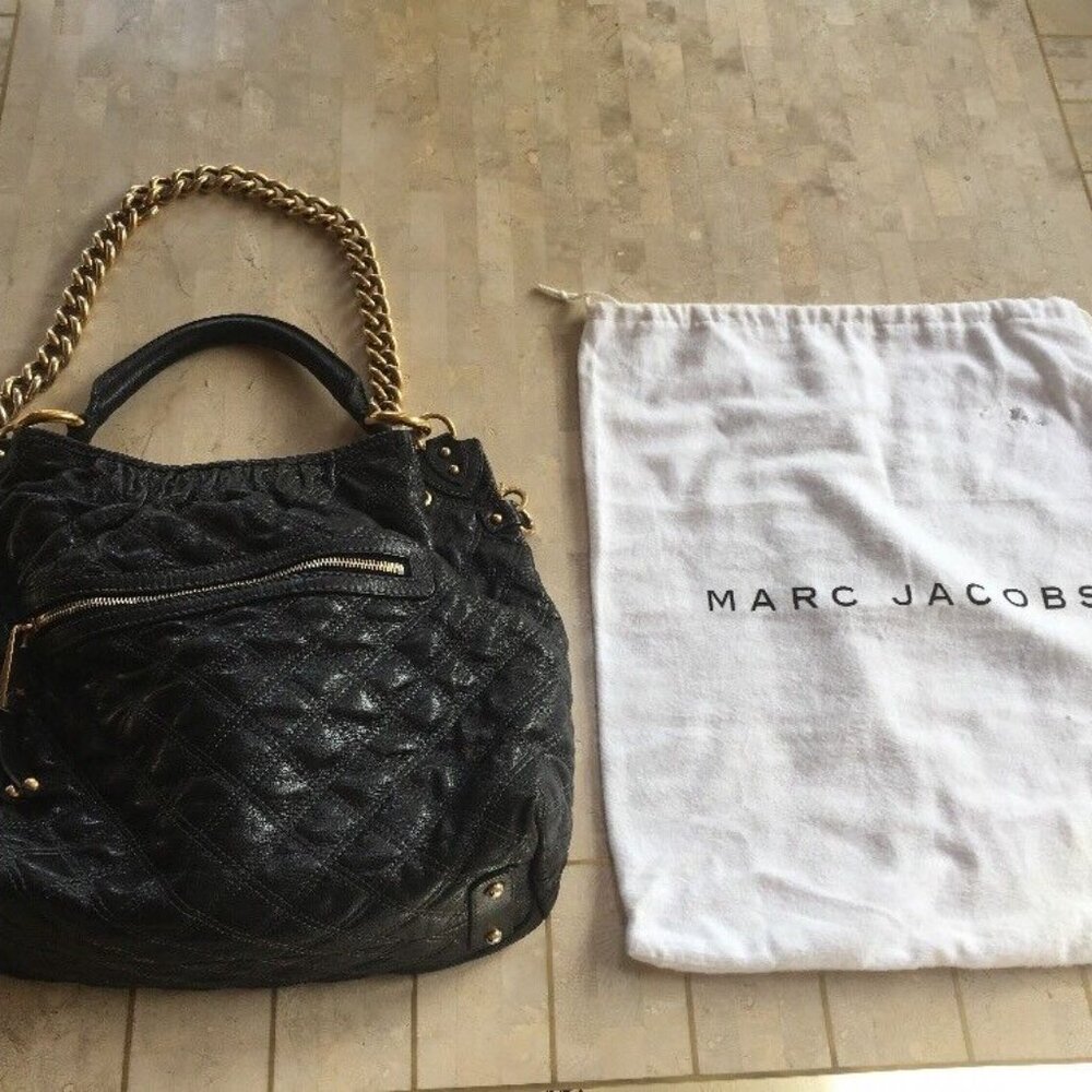 MARC JACOBS BLK LEATHER QUILTED STAM HOBO BAG WITH Y/G FINISH SHOULDER CHAIN